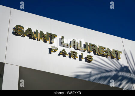 BEVERLY HILLS, CA/STATI UNITI D'America - 3 gennaio 2015: Saint Laurent Paris store esterno. Yves Saint Laurent è un hotel di lusso a casa di moda. Foto Stock