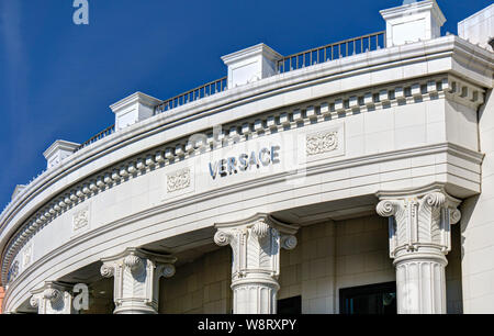 BEVERLY HILLS, CA/STATI UNITI D'America - 3 gennaio 2015: Versace store esterno. Gianni Versace è un moda italiana società e nome commerciale fondata da Gianni Foto Stock