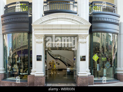 BEVERLY HILLS, CA/STATI UNITI D'America - 3 gennaio 2015: Versace store esterno. Gianni Versace è un moda italiana società e nome commerciale fondata da Gianni Foto Stock