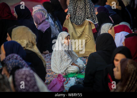 La striscia di Gaza, la Palestina. 11 Ago, 2019. I musulmani palestinesi assistere ad una preghiera del mattino che celebra l'Eid al-Adha festival di Jabalia nel nord della Striscia di Gaza il 11 agosto 2019. I musulmani stanno celebrando Eid al-Adha (la festa del sacrificio), la seconda di due festività Islamiche celebrato in tutto il mondo segna la fine del pellegrinaggio annuale o Hajj all'Arabia città santa della Mecca. (Foto di Ramez Habboub/Pacific Stampa) Credito: Pacific Press Agency/Alamy Live News Foto Stock