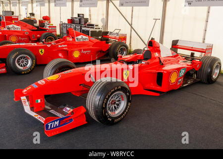 Michael Schumacher con il vincitore del Campionato del Mondo Ferrari F1 2000 nel paddock del garage al 2019 Goodwood Festival of Speed, Sussex, Regno Unito. Foto Stock