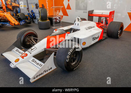 1988 McLaren-Honda MP4/4 Formula 1 monoposto nel paddock del garage al 2019 Goodwood Festival of Speed, Sussex, Regno Unito. Foto Stock