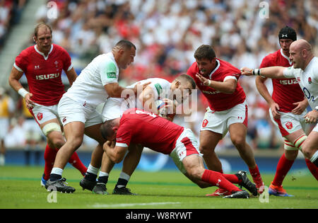 L'Inghilterra del Luke Cowan-Dickie (centro) viene affrontato dal Galles Ken Owens durante la partita internazionale a Twickenham Stadium di Londra. Foto Stock