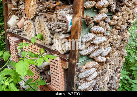 Hotel con insetti da giardino per insetti realizzati con vecchi coni, tronchi d'albero, mattoni Garden bug hotel Box Refuge Place, Shelter, Beneficent Insects Garden Wood pile Foto Stock