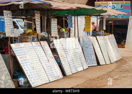 Vang Vieng, Laos - Feb 2016: bancarelle vendono panini in Vang Vieng, Laos Foto Stock