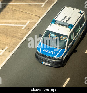 Hannover, Germania, luglio 17, 2019: vista da sopra di un bus VW del tedesco della polizia federale presso l'aeroporto Foto Stock