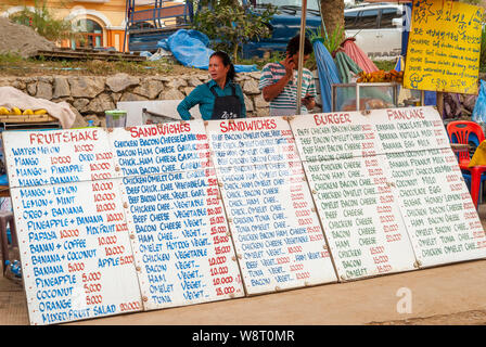 Vang Vieng, Laos - Feb 2016: bancarelle vendono panini in Vang Vieng, Laos Foto Stock