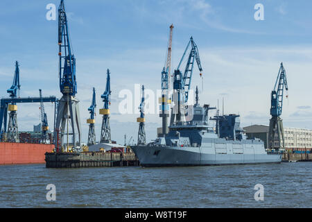 Mezzi navali nel cantiere navale di esportazione di armi di Amburgo la riparazione di navi in acciaio industriale Foto Stock