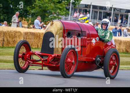 1911 Fiat S76 'Bestia di Torino" 28,4 litro GP racer con autista Duncan Pittaway al 2019 Goodwood Festival of Speed, Sussex, Regno Unito Foto Stock