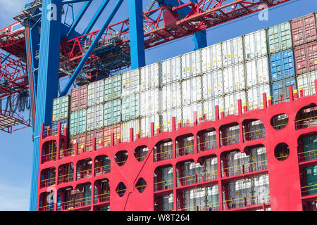 Contenitore nave al terminale per container export free commercio economia importare cina port hamburg contenitore porta Foto Stock