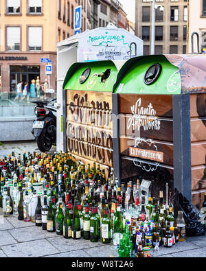 Svuotare le bottiglie di vetro oggetto di dumping nella parte anteriore della bottiglia traboccante banche, Strasburgo, Alsazia, Francia, Europa Foto Stock