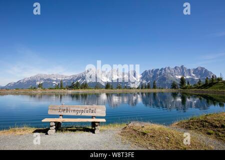 Panca, lago di montagna alla Astberg, Astbergsee, andando dietro il Wilder Kaiser, Kaisergebirge Kitzbuheler, Alpi, Tirolo, Austria Foto Stock