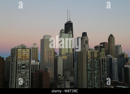 Una vista del John Hancock Center e 360 Chicago come visto da un condominio di lusso nel centro storico quartiere di Chicago, IL Foto Stock