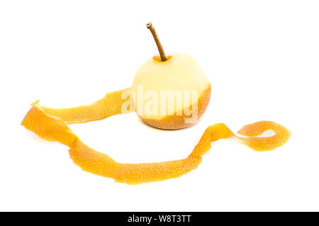 Asia o Nashi mezza pera sbucciata con la pelle intorno isolato su sfondo bianco. Freschi pelati Pyrus pyrifolia mangiare, raro tipo di frutta. Foto Stock