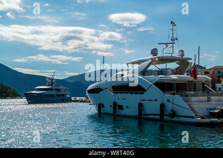 Superyacht di lusso ormeggiato a Fiskardo Village, Cefalonia, Grecia Foto Stock