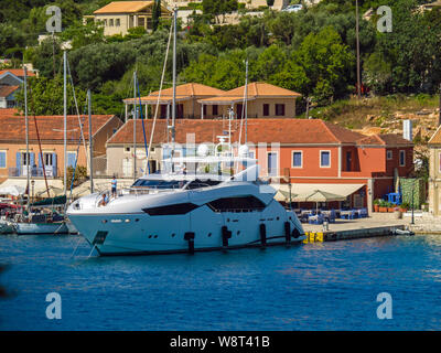 Superyacht di lusso ormeggiato a Fiskardo Village, Cefalonia, Grecia Foto Stock