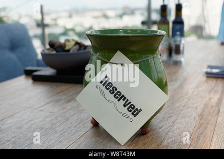 Riservati segno sulla tavola di ristorante, terrazza estiva all'aperto