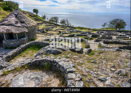 Il Celtic castro o frazione di Monte Santa Tecla/Santa Trega sopra la città di Guarda, Pontevedra, Galizia, a nord ovest della Spagna. Foto Stock