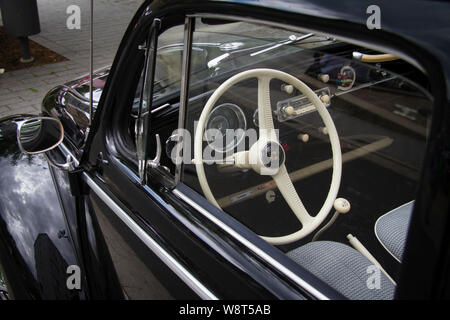 Il volante di una Volkswagen maggiolino dall'60s, Germania. Lenkrad eines Volkswagen VW della Kaefer aus den 60er Jahren, Deutschland. Foto Stock