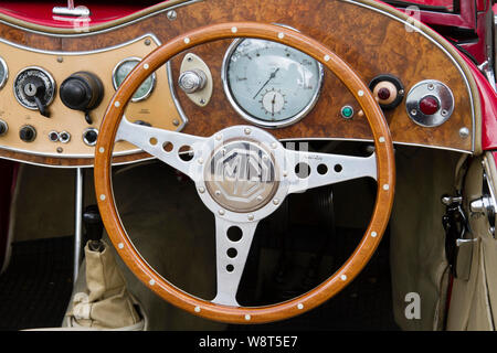 Cruscotto di un MG TC dal 1940s, Germania. Armaturenbrett eines MG TC aus den 1940er Jahren, Deutschland. Foto Stock