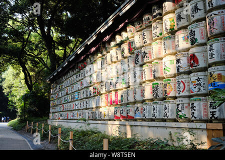 Tokyo / Giappone - 1 Agosto 2019: motivi di barili accatastati all'entrata di Meiji shine a Tokyo Foto Stock