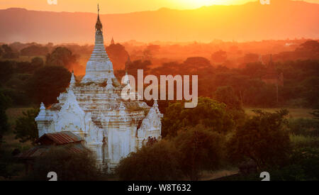 Silhouette di un tempio di Bagan al tramonto, Myanmar (Birmania) Foto Stock