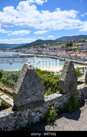 Cerca acros il porto della città vecchia di Baiona dal Castello di Monterreal, nella provincia di Pontevedra, sud della Galizia, Spagna Foto Stock