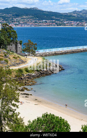 Guardando dal Castello di Monterreal attraverso la baia di Baiona con la Praia da Barbeira in primo piano. Pontevedra provincia Meridionale della Galizia, Spagna Foto Stock