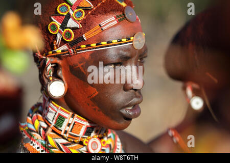 Samburu warrior per partecipare ad una cerimonia di nozze in arcieri Post, Kenya. Foto Stock