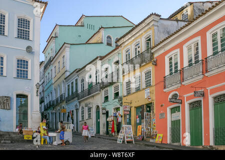 Salvador, Bahia, Brasile - Luglio 20, 2008: strade del Salvador al Largo do Pelourinho con alcune persone da Bahia e alcuni negozi Foto Stock