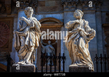 Le statue dei santi nella Chiesa degli Apostoli Pietro e Paolo nella città di Cracovia in Polonia, sculture di pietra calcarea progettata nel 1722. Foto Stock