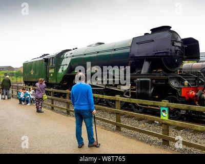 I visitatori la visualizzazione di ex-LNER locomotiva a vapore il motore 60103 Flying Scotsman appena tornati alla locomozione National Railway Museum Shildon Agosto 2019 Foto Stock