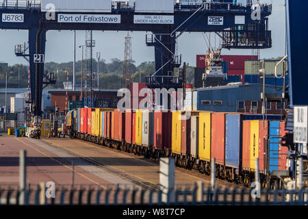 Terminal merci ferroviario UK - i container intermodali vengono caricati sui treni merci nel porto di Felixstowe, il più grande porto container del Regno Unito. Foto Stock