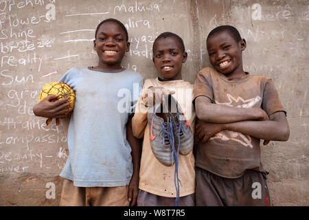 Un gruppo di giovani giocatori di calcio in un remoto villaggio vicino Ntchisi. Il Malawi è uno dei paesi più poveri del mondo. Foto Stock