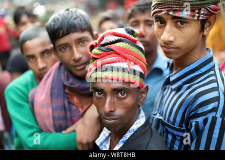 Un gruppo di facchini sul mercato tradizionale Sadarghat vicino a Dacca in Bangladesh Foto Stock