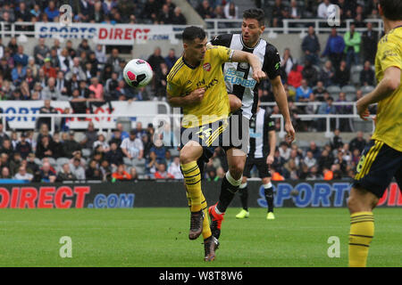 Newcastle, Regno Unito. 11 Ago, 2019. Newcastle United's Fabian Schar compete per la sfera con dell'Arsenal Granit Xhaka durante il match di Premier League fra Newcastle United e Arsenal presso il St James Park, Newcastle domenica 11 agosto 2019. (Credit: Steven Hadlow | MI News) solo uso editoriale, è richiesta una licenza per uso commerciale. La fotografia può essere utilizzata solo per il giornale e/o rivista scopi editoriali: Credito MI News & Sport /Alamy Live News Foto Stock