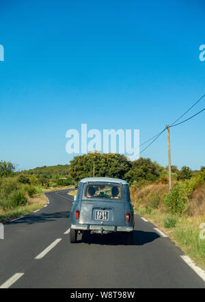 Classic Renault 4 TL auto guidando su una tranquilla strada francese Foto Stock