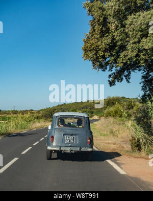 Classic Renault 4 TL auto guidando su una tranquilla strada francese Foto Stock