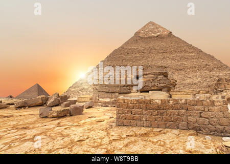 La sera il panorama sulla piramide di Khafre in Egitto Foto Stock