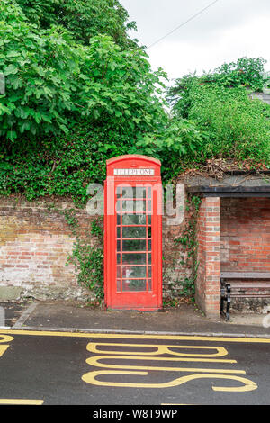 In disuso K6 modello telefono rosso chiosco Foto Stock