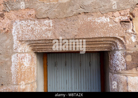 Primo piano dettaglio della pietra architrave sopra la finestra rustico in Francia Foto Stock