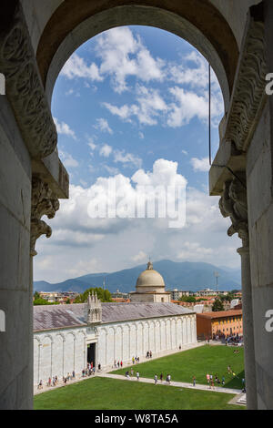 Pisa, Italia - 19 agosto 2016: Il Camposanto (cimitero), noto anche come Camposanto monumentale o Camposanto Vecchio visto dal Battistero Foto Stock