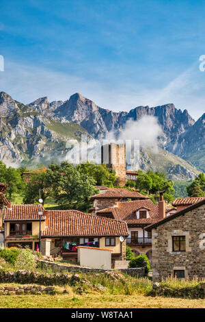 Torre de Mogrovejo, nel villaggio di Mogrovejo a Valle di Liebana, Andara montagne, Macizo Central (Los Urrieles) a Picos de Europa, Cantabria, SPAGNA Foto Stock