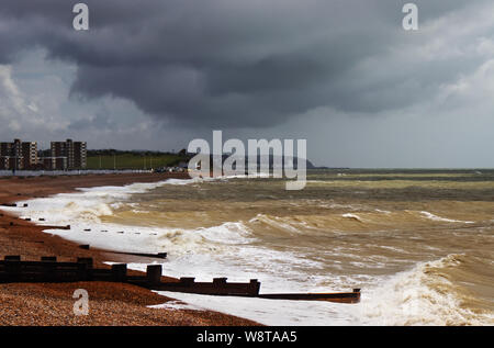 Aria di tempesta sopra la città balneare di Hastings sulla costa sud dell'Inghilterra. Visto da Bexhill-on-Sea Foto Stock