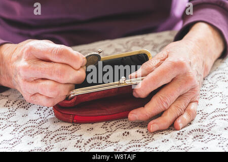 Vecchia donna senza denaro Foto Stock