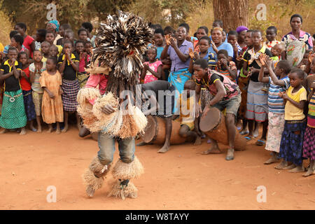 Nyau tradizionali ballerini con la maschera per il viso a un Gule Wamkulu cerimonia in remoto villaggio vicino Ntchisi. Il Malawi è uno dei paesi più poveri del mondo Foto Stock