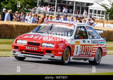 1989 Ford Sierra Cosworth RS500 WTCC racer con driver Paul Radisich al 2019 Goodwood Festival of Speed, Sussex, Regno Unito. Foto Stock