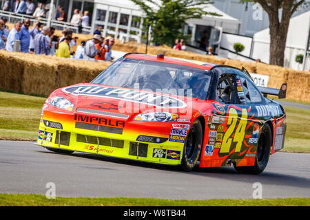 2009 Hendrick Motorsport Chevrolet Impala SS NASCAR driver con Mick Strafford al 2019 Goodwood Festival of Speed, Sussex, Regno Unito. Jeff Gordon racer. Foto Stock