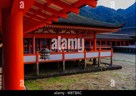 Impressione di Istukushima-jinja Santuario con la sua classica, rosso vermiglio architettura dipinta sull'isola di Miyajima nella baia di Hiroshima, Giappone 2018 Foto Stock