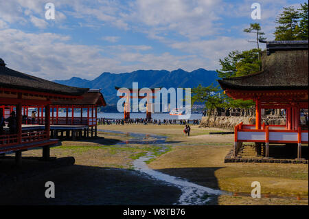 Impressione di Istukushima-jinja Santuario con la sua classica, rosso vermiglio architettura dipinta sull'isola di Miyajima nella baia di Hiroshima, Giappone 2018 Foto Stock